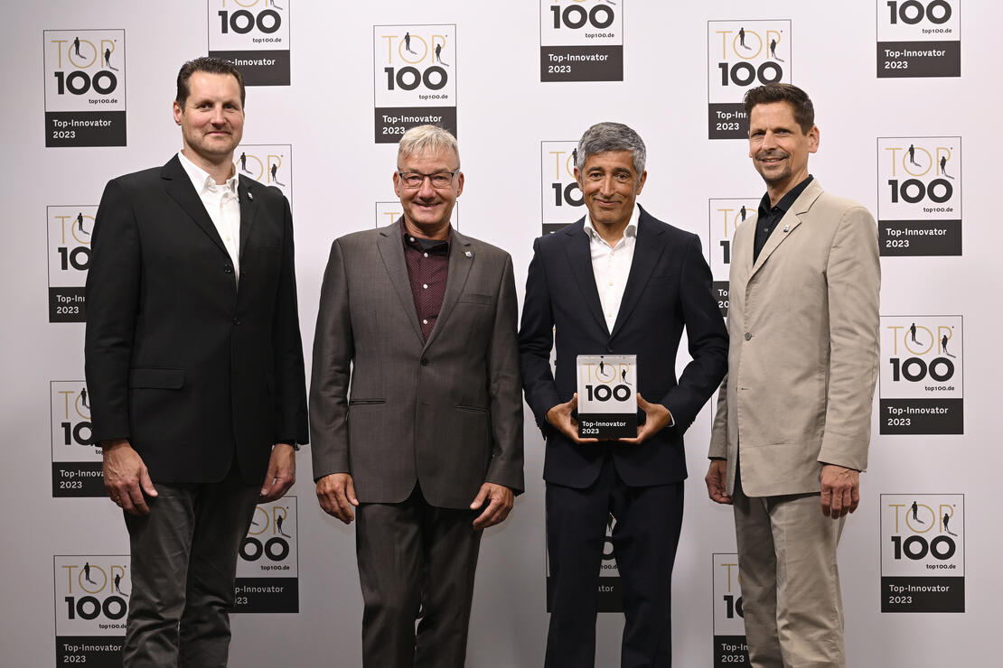 Den Preis entgegengenommen haben Volker Cilsik, Hardy Keil und Frank Tewes. Er wurde persönlich überreicht durch den bekannten Wissenschaftler und Mentor Ranga Yogeshwar.  Detail - Froli