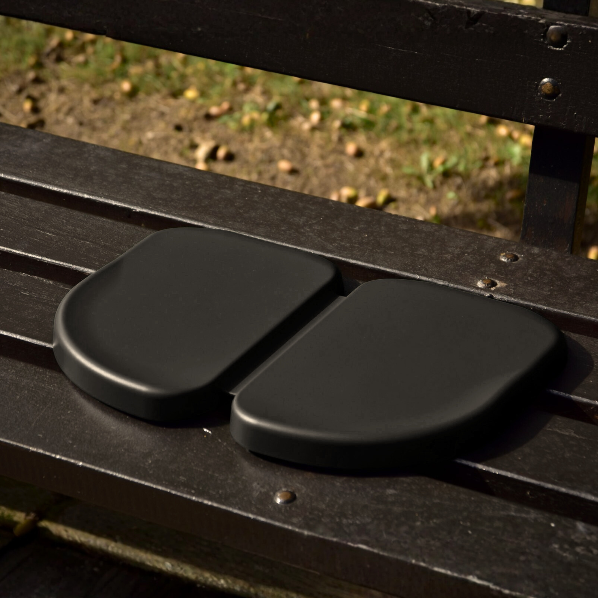 Produkt liegt aufgeklappt auf einer Holzbank