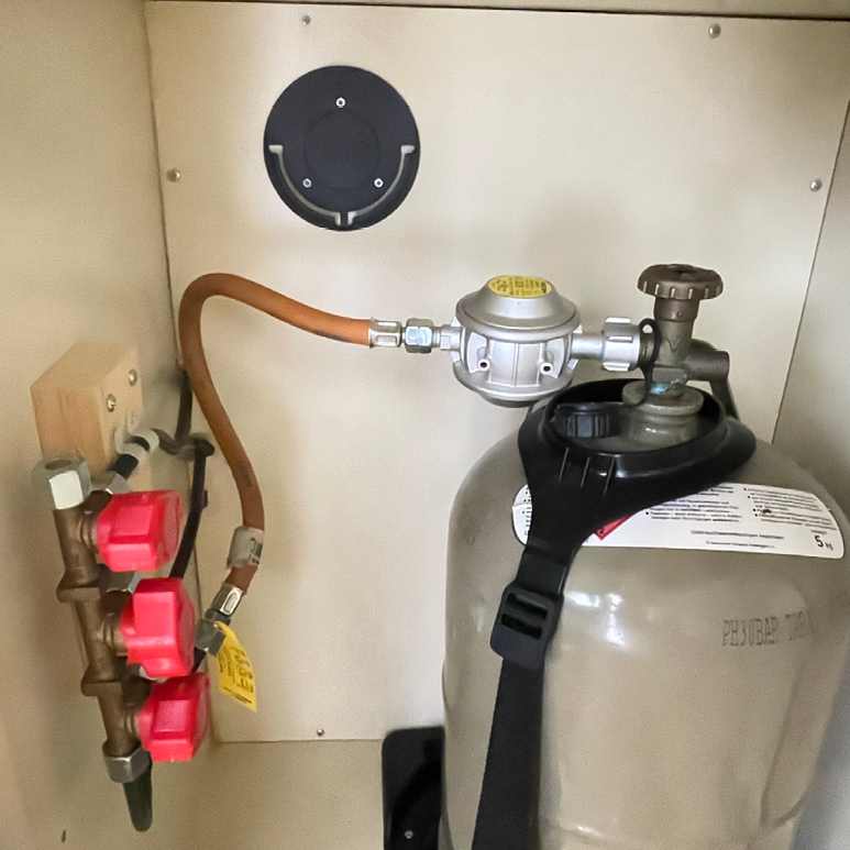 Schutzkappenhalter für Gasflaschen montiert im Gaskasten eines Wohnmobils mit angeschlossener Gasflasche - Anwedungsbeispiel