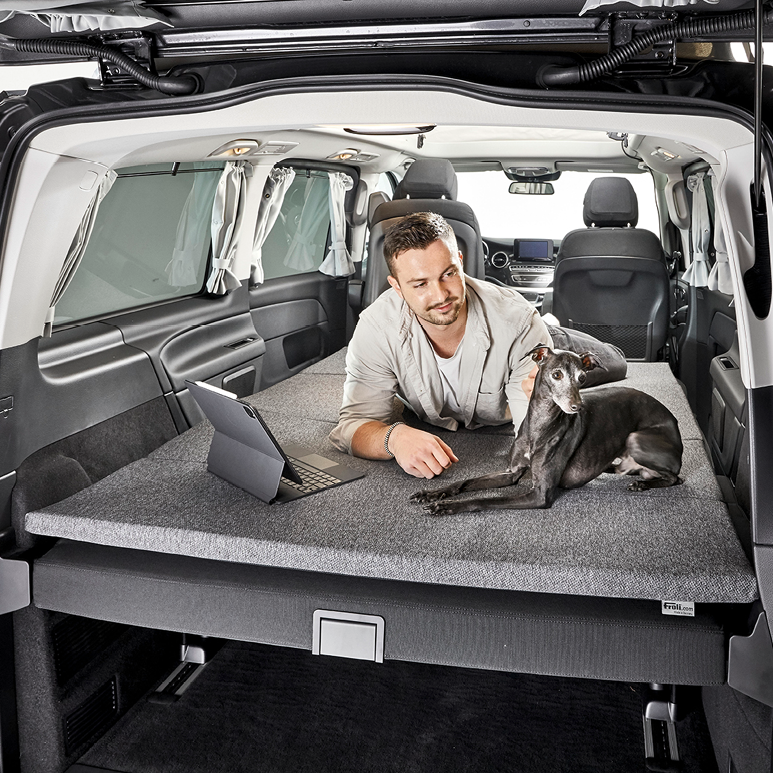Person mit Hund auf der Froli Schlafauflage im Mercedes Marco Polo Horizon und Activity