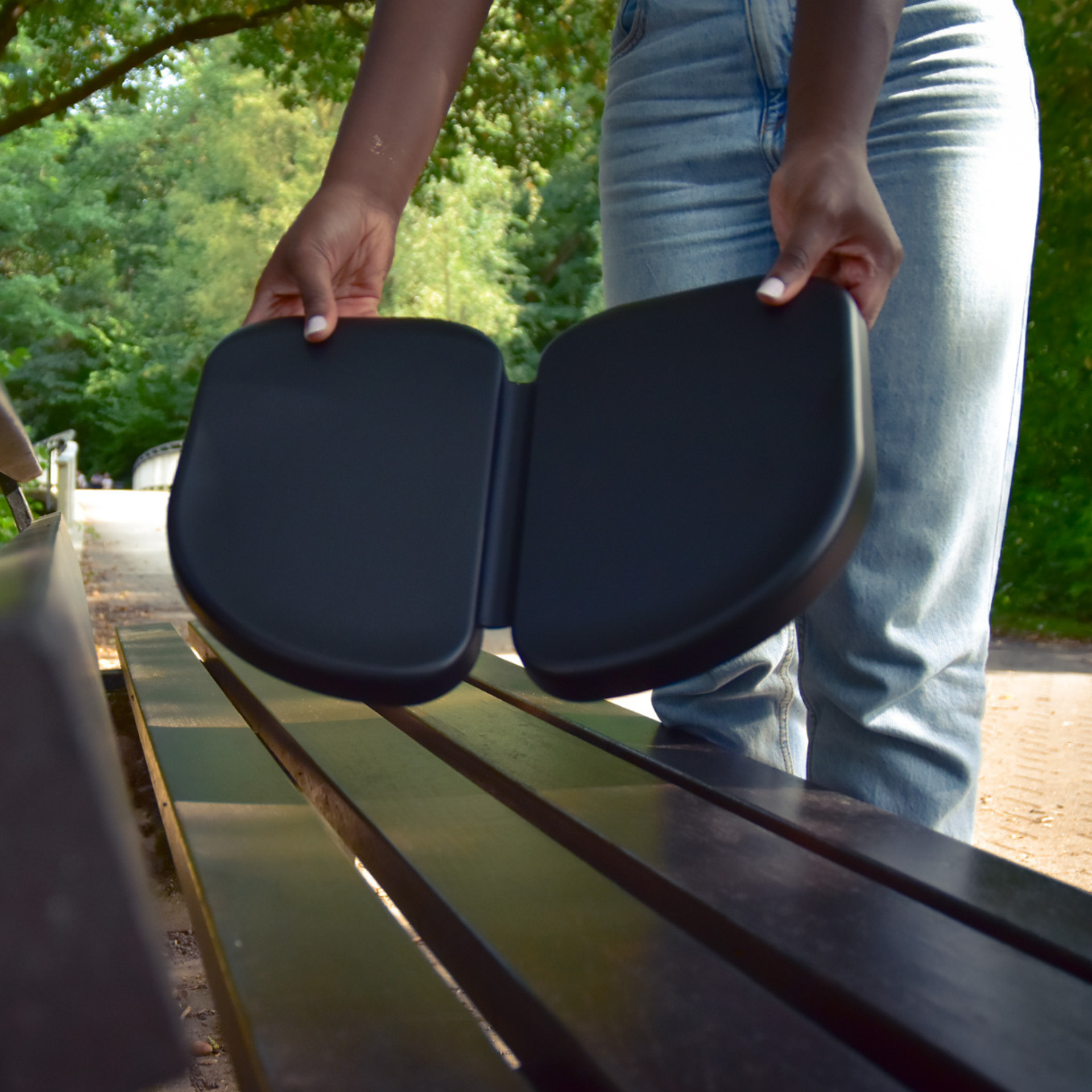 Person zeigt das aufgeklappte Sitzkissen