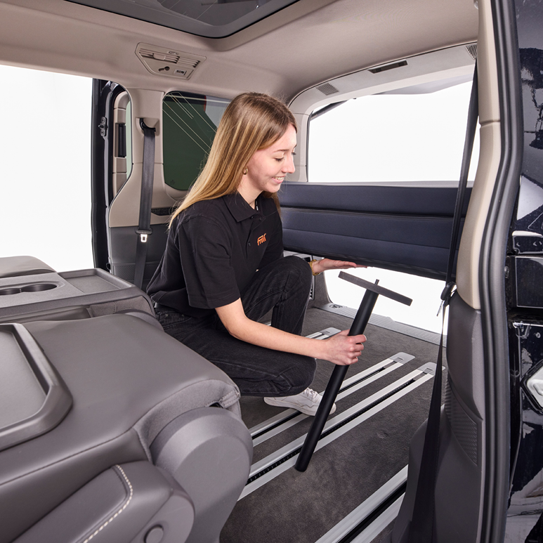 Montage der Froli Schlafauflage für VW T7 Multivan mit Stützfuß im Innenraum