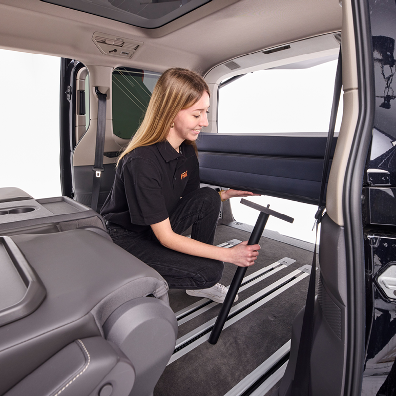 Montage der Froli Schlafauflage für VW T7 Multivan mit Stützfuß im Fahrzeug