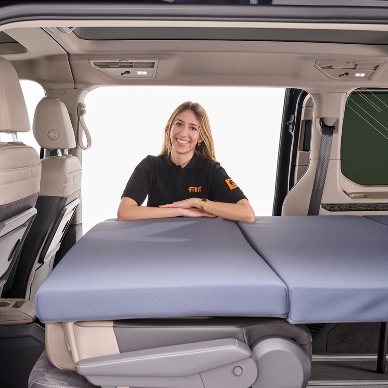 Froli Schlafauflage für VW T7 Multivan als ausgeklappte Liegefläche im Fahrzeug