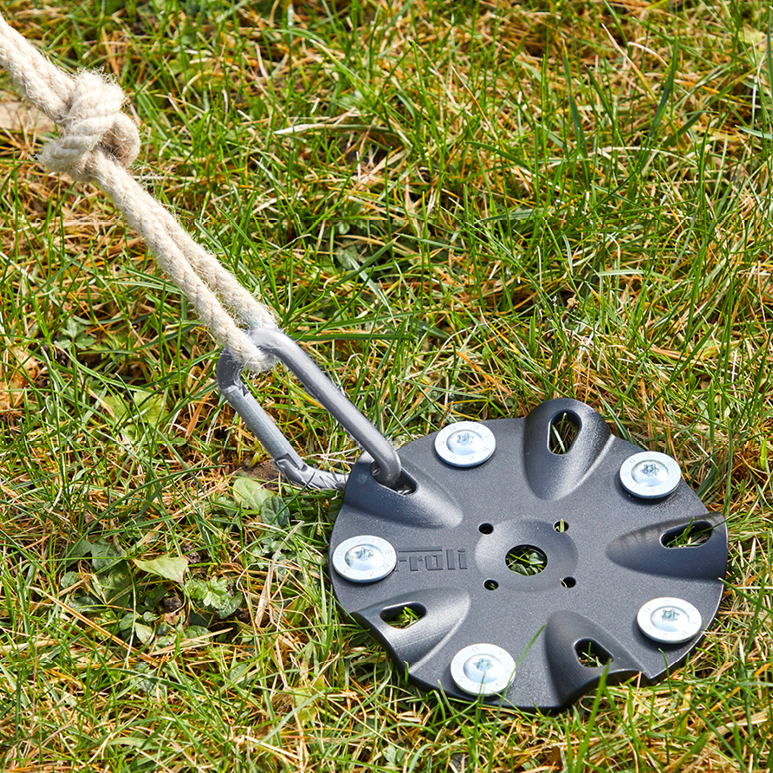 Froli Ankerplatte mit Karabiner und Abspannseil zur sicheren Befestigung auf einer Rasenfläche (Karabiner und Abspannseil nicht im Lieferumfang enthalten) - Anwendungsbeispiel