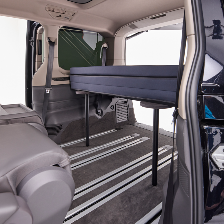 Froli Schlafauflage für VW T7 Multivan mit ausgeklappten Stützfüßen