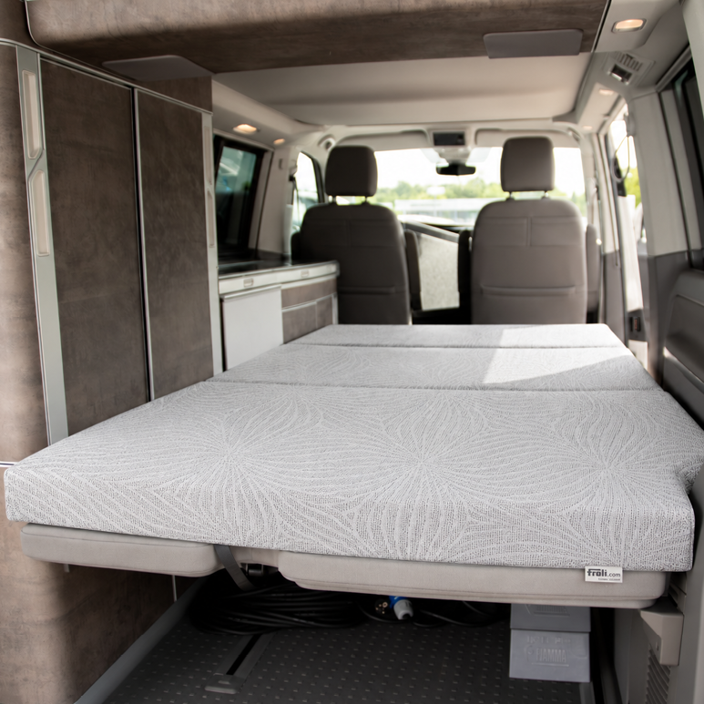 Froli Schlafauflage für VW T6 Coast und Ocean im Fahrzeuginnenraum