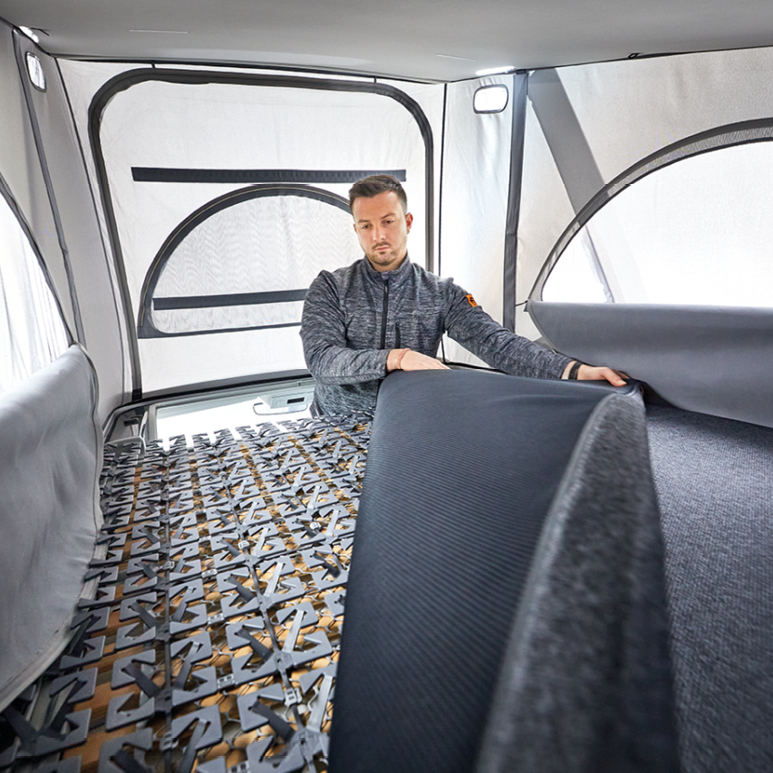 Einbau des Froli Schlafsystems im VW California mit aufgeklappter Matratze
