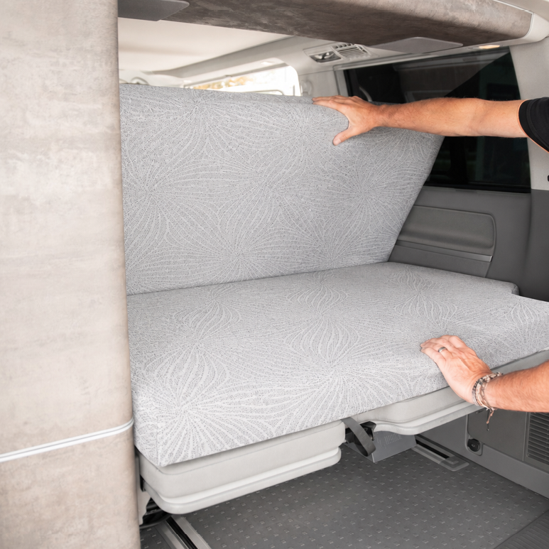 Froli Schlafauflage für VW T6 Coast und Ocean beim Aufklappen im Fahrzeuginnenraum