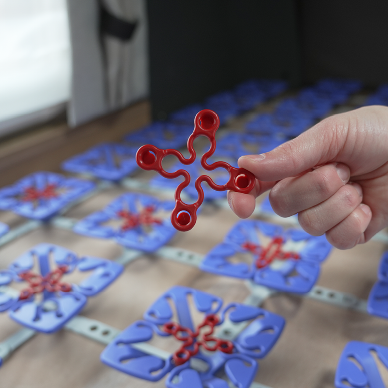 Froli Star Mobil Spannkreuz in der Hand vor montiertem Froli Star Mobil Federsystem