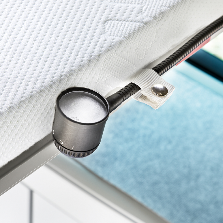 Detailansicht der Halteschlaufe für eine Schwanenhalslampe an der Froli Dachbett-Matratze für VW T5/T6 California