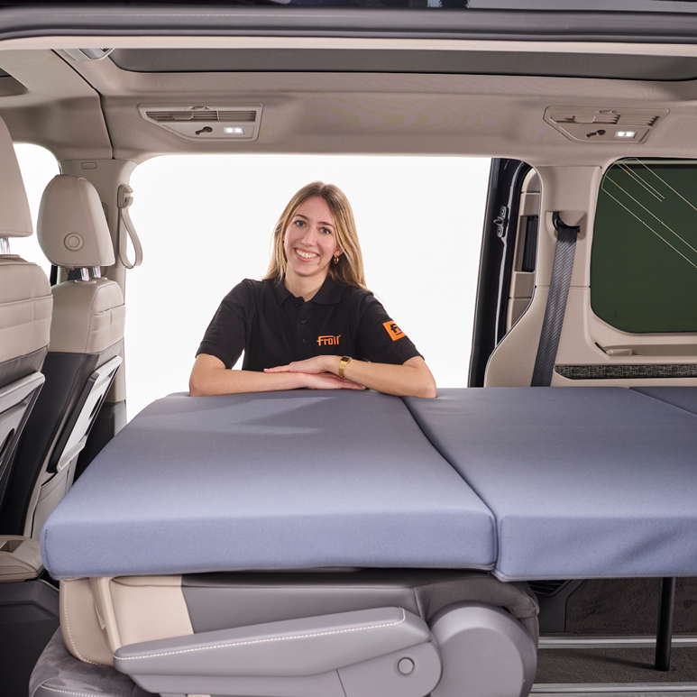 Froli Schlafauflage für VW T7 Multivan als ausgeklappte Liegefläche im Innenraum