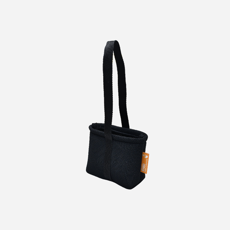 Schwarze Froli Shower Bag als Wasch- und Transportbeutel für Hygieneartikel mit Trageschlaufe / Tragegriff