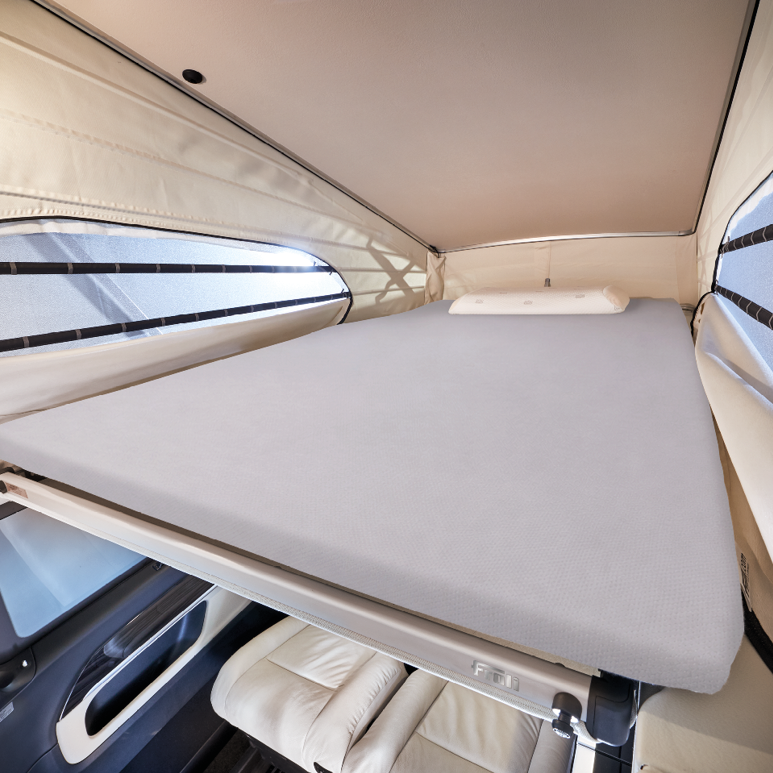 Graues Froli Spannbettlaken auf der Dachbett-Matratze im aufgeklappten Mercedes-Benz Marco Polo