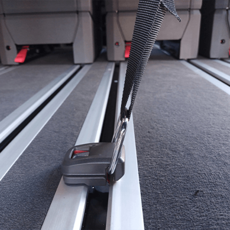 Detailaufnahme der Befestigung der Froli Schlafauflage an der Bodenschiene im VW T7 Multivan