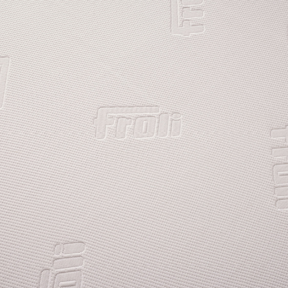 Detailaufnahme des atmungsaktiven Matratzenstoffs mit eingewebtem Froli Logo