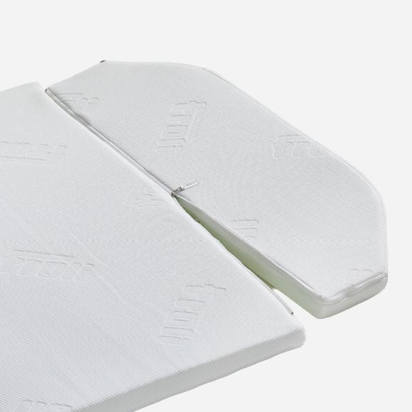 Detailaufnahme des teilbaren Reißverschlusses der Froli Dachbett-Matratze