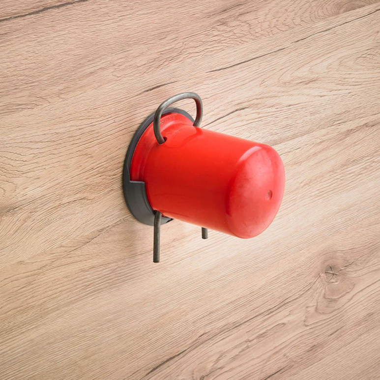 Schutzkappenhalter für Gasflaschen mit eingehängter Schutzkappe an einer Holzwand montiert - Anwedungsbeispiel
