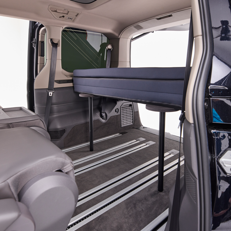 Froli Schlafauflage für VW T7 Multivan mit ausgeklappten Stützfüßen im Fahrzeug