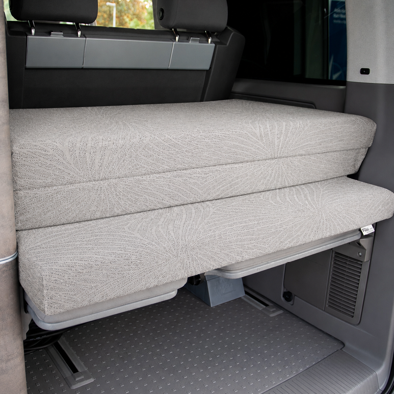 Zusammengefaltete Froli Schlafauflage für VW T6 Coast und Ocean im Fahrzeuginnenraum