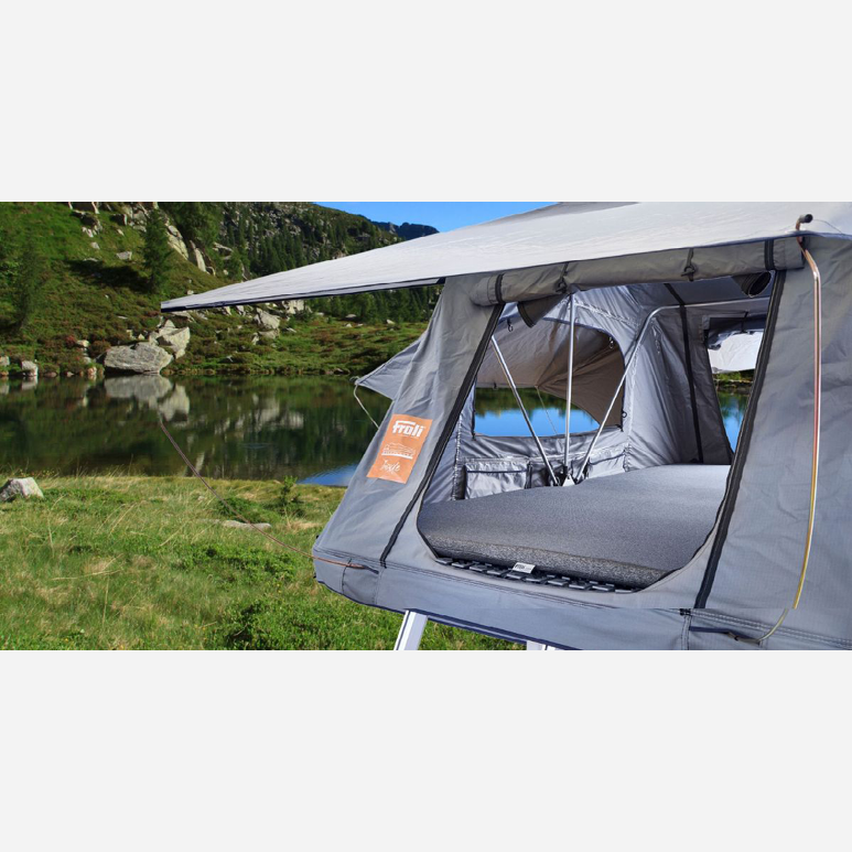 Anwendungsbeispiel der Froli Tent Lounge Matratze im Dachzelt mit Blick auf einen Bergsee (Froli Federmatten nicht im Lieferumfang enthalten)