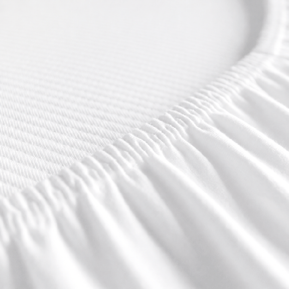 Detailaufnahme des elastischen weißen Spannbettlakens auf Froli Klappmatratze