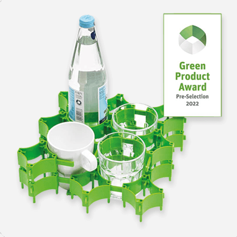 Grüne Froli Alleshalter mit Flasche, Tasse und Gläsern sowie Green Product Award Pre-Selection 2022 Auszeichnung