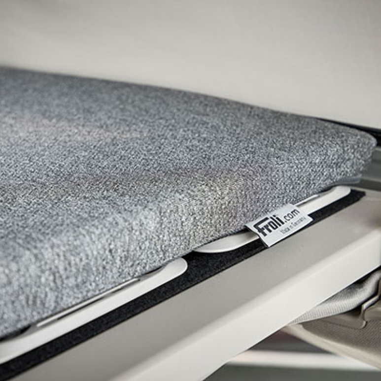 Detailaufnahme der Froli Matratze für VW T7 California auf dem Unterfederungssystem