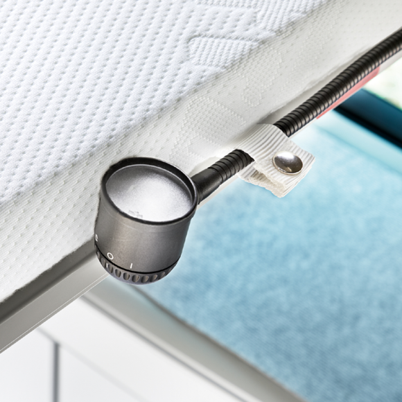 Detailansicht der Halteschlaufe für eine Schwanenhalslampe an der Froli Dachbett-Matratze für VW T5/T6 California
