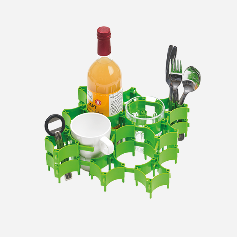 Grüne Froli Alleshalter mit Flasche, Tasse, Glas, Besteck und weiteren Utensilien als Anwendungsbeispiel