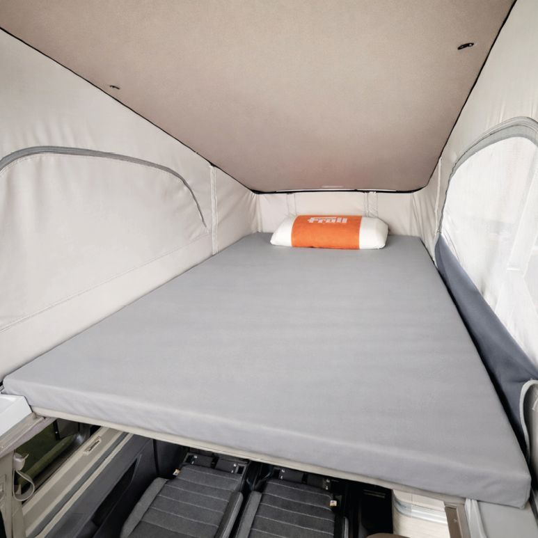 Graues Froli Spannbettlaken auf der Froli Dachbett-Matratze im aufgeklappten VW California