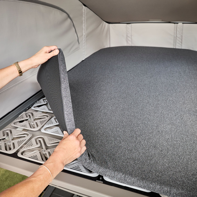Froli Matratze für VW T7 California beim Anheben mit sichtbarem Unterfederungssystem