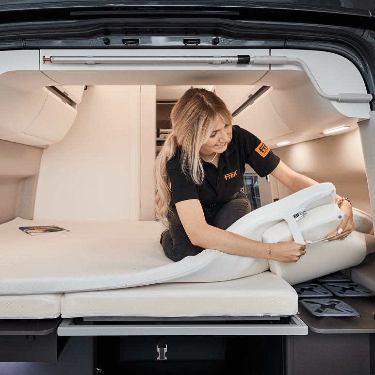 Zusammenlegen der Froli Schlafauflage im VW Grand California 600