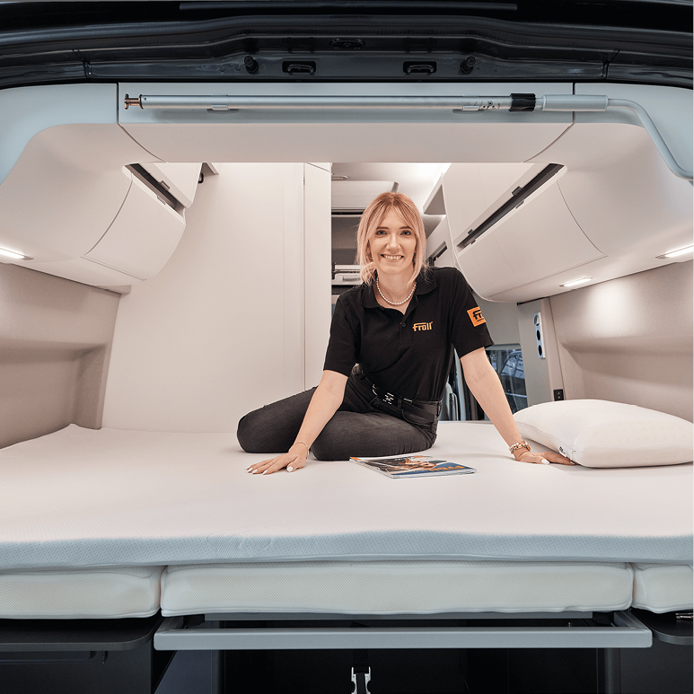 Froli Schlafauflage im Heckbett des VW Grand California 600