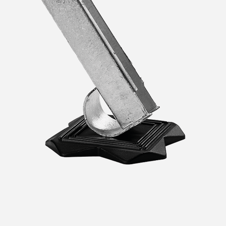 Anwendungsbeispiel einer schwarzen Froli Stützplatte unter einer Metallstütze