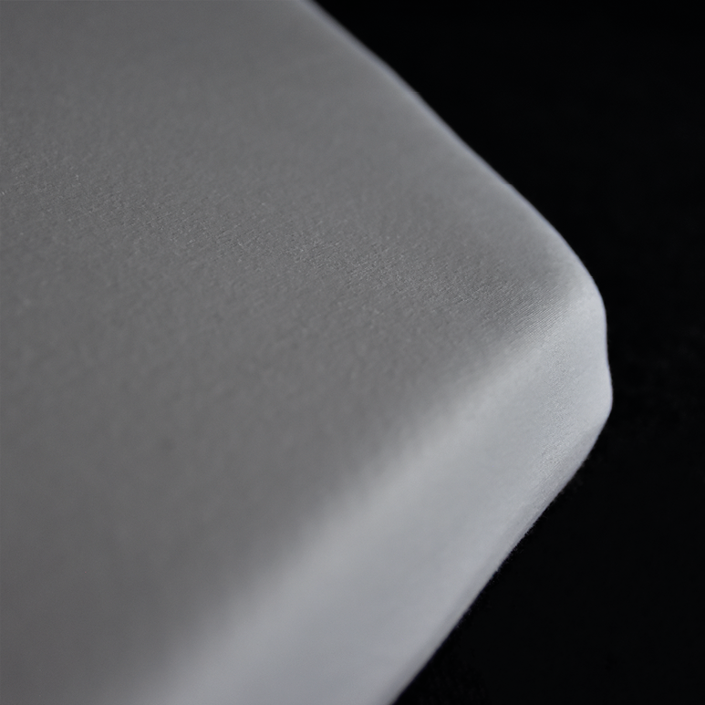 Detailaufnahme des weichen grauen Spannbettlakens für den Ford Nugget Topper