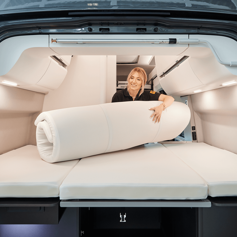 Zusammengerollte Froli Schlafauflage im VW Grand California 600