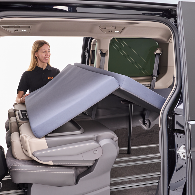 Froli Schlafauflage für VW T7 Multivan beim Ausklappen über den Fahrzeugsitzen