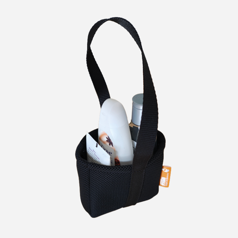 Schwarze Froli Shower Bag mit Trageschlaufe, befüllt mit Shampoo, Duschgel und weiteren Hygieneartikeln