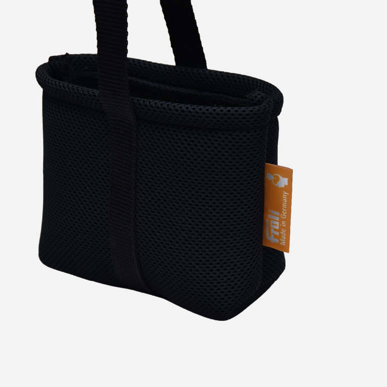 Detailansicht der schwarzen Froli Shower Bag aus atmungsaktivem Air Mesh-Gewebe mit Trageschlaufe