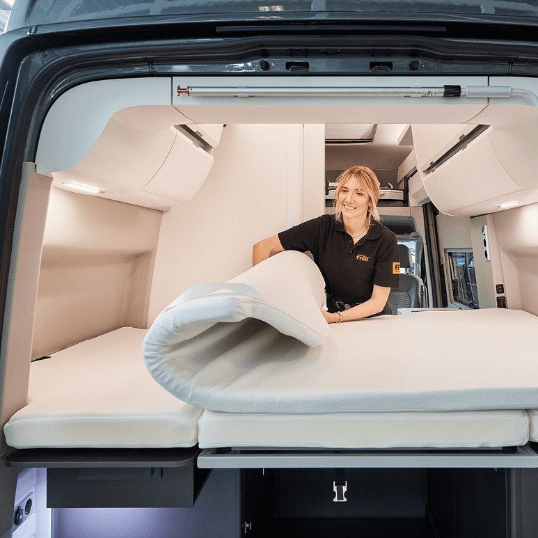 Aufrollen der Froli Schlafauflage im VW Grand California 600