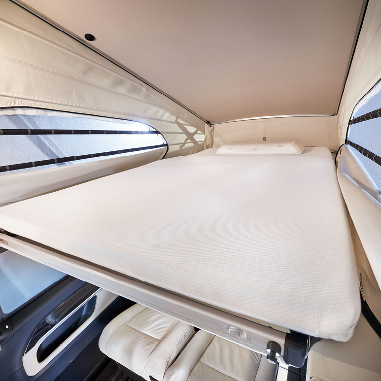 Froli Dachbett-Matratze im aufgeklappten Dachbett eines Marco Polo Reisemobils