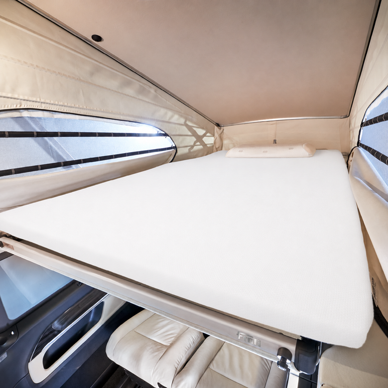 Weißes Froli Spannbettlaken auf der Dachbett-Matratze im aufgeklappten Mercedes-Benz Marco Polo