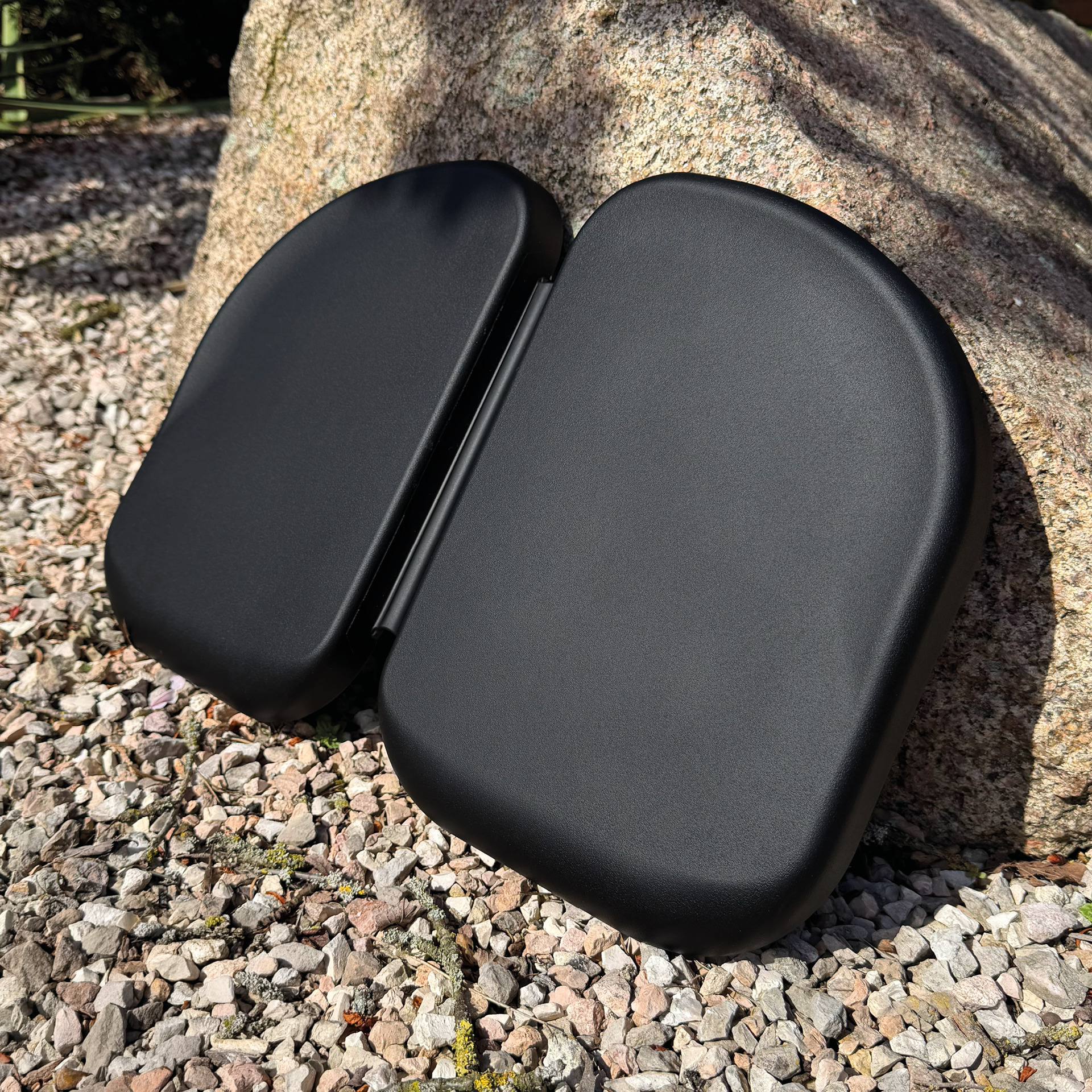 Froli Outdoorkissen Comfortsitaufgeklappt vor großem Stein