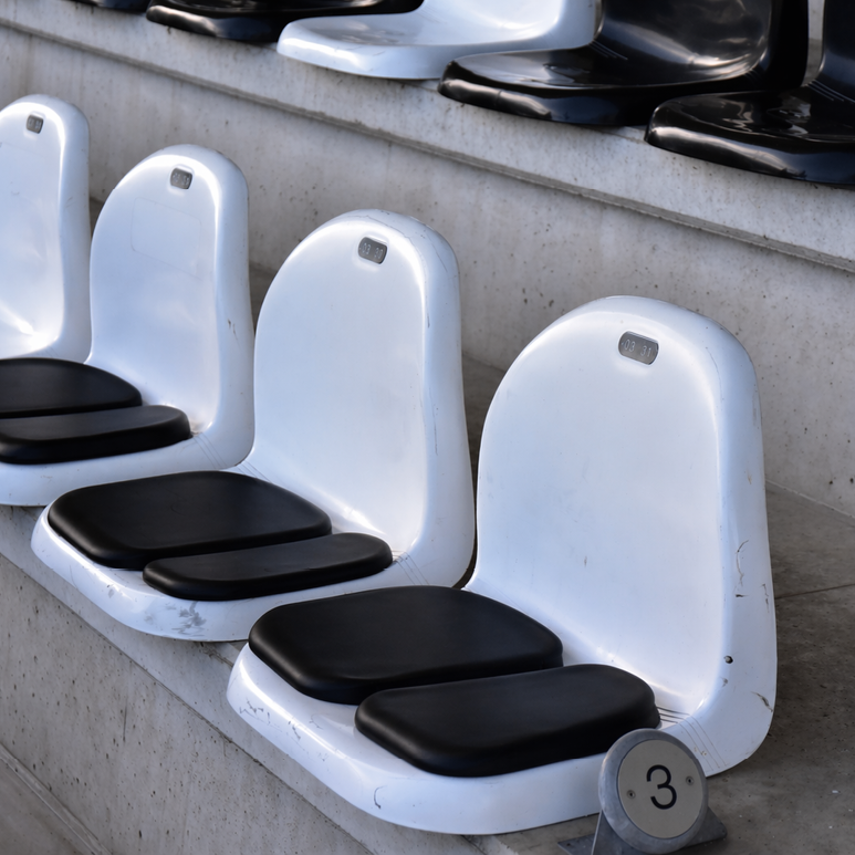 Froli Outdoor Sitzkissen Comfort Sit auf Kunststoffsitzen in einem Stadion für komfortables Sitzen bei Veranstaltungen im Freien