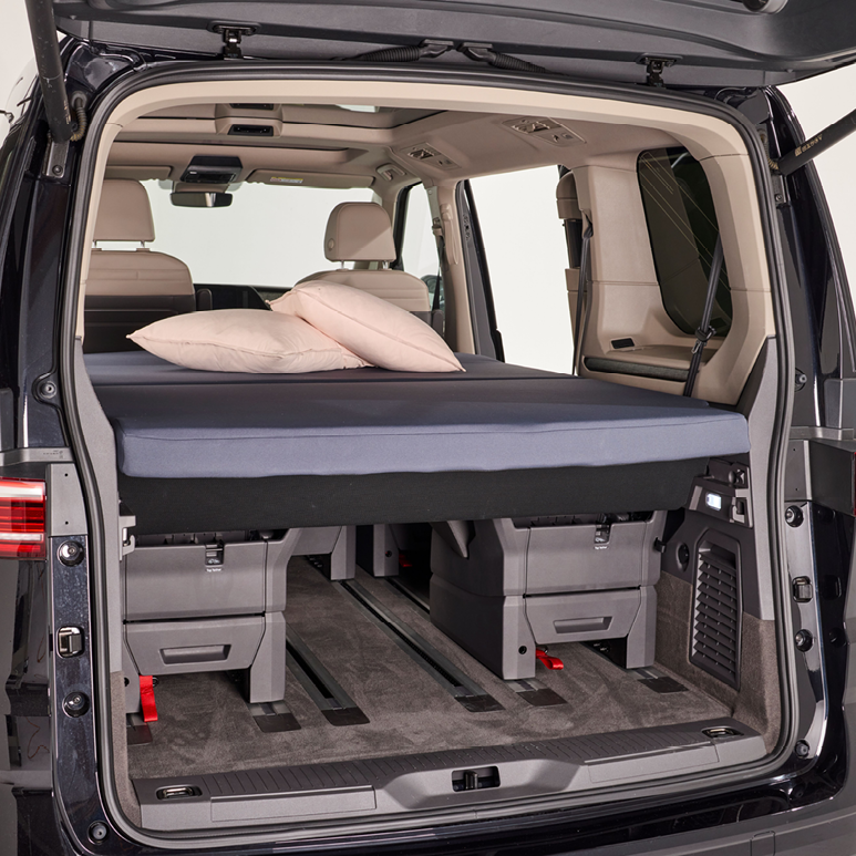Froli Schlafauflage für VW T7 Multivan mit aufgebauter Liegefläche im Fahrzeuginnenraum