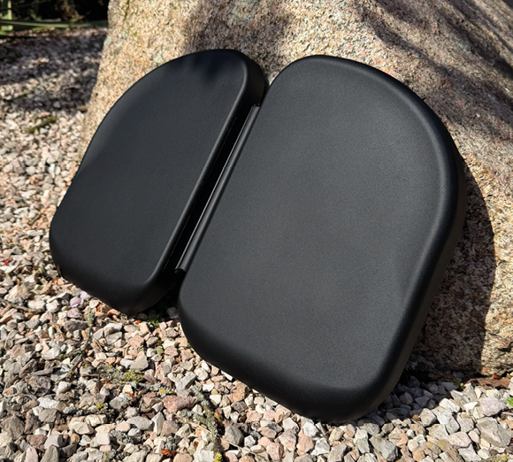 Schwarzes Outdoor Sitzkissen aufgeklappt.