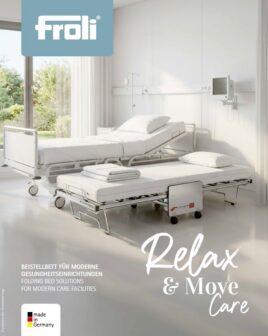 Weißes Froli Beistellbett mit Klinikbett in Krankenhauszimmer.